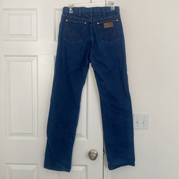 Wrangler cowboy cut jeans in medium wash. - Picture 9 of 10